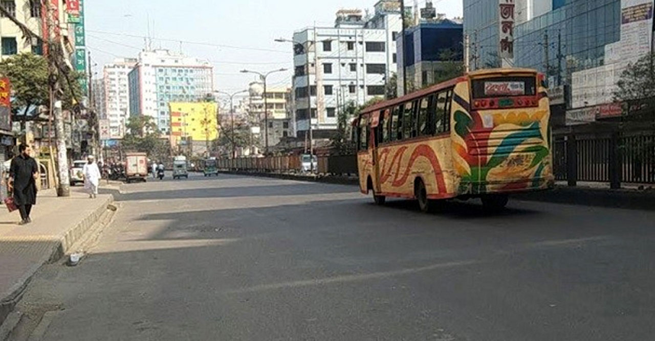 ঢাকার সড়কে যানবাহনের চলাচল কম; বিড়ম্বনায় অফিসগামী মানুষ